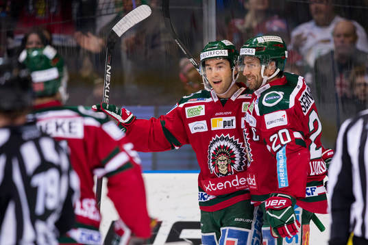 Frölundas Casey Wellman jublar ihop med Joel Lundqvist