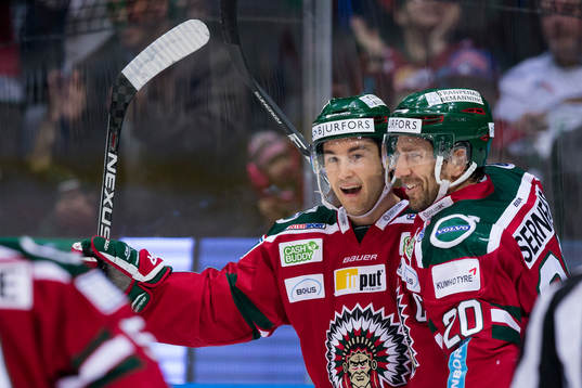 Frölundas Casey Wellman jublar ihop med Joel Lundqvist