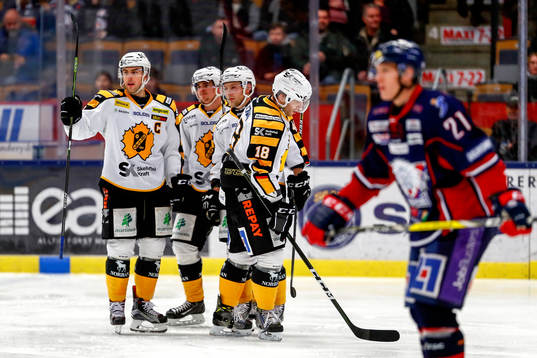 Skellefteås Emil Djuse jublar med lagkamrater