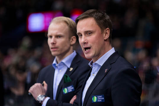 Frölundas tränare Roger Rönnberg och bakom assisterande