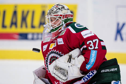 Frölundas målvakt Johan Gustafsson räddar ett skott