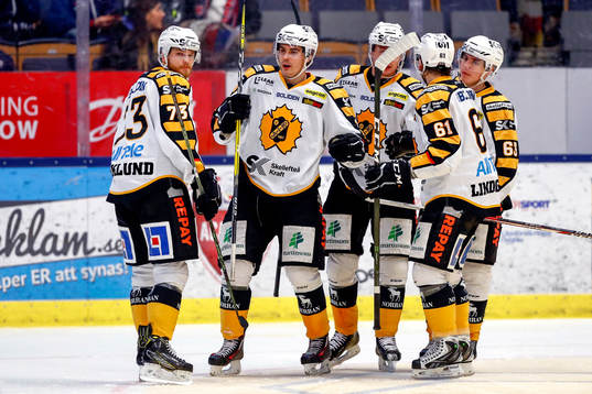Skellefteås Adam Pettersson jublar med lagkamrater