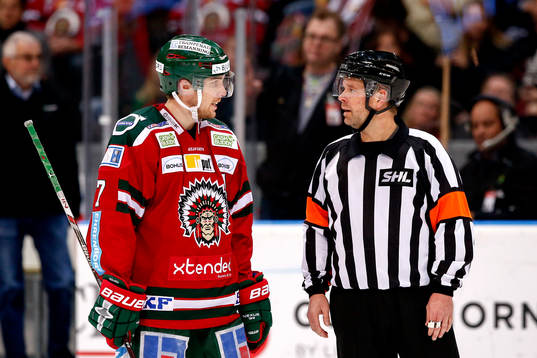 Frölundas Henrik Tömmernes diskuterar med domaren