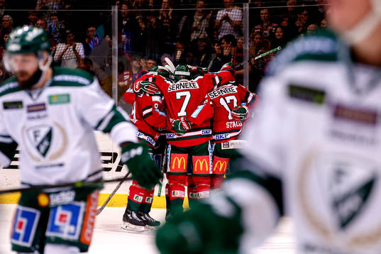 Frölundas Simon Hjalmarsson jublar med lagkamrater
