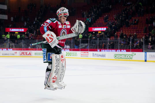 Frölundas målvakt Johan Gustafsson hoppar på uppmaning