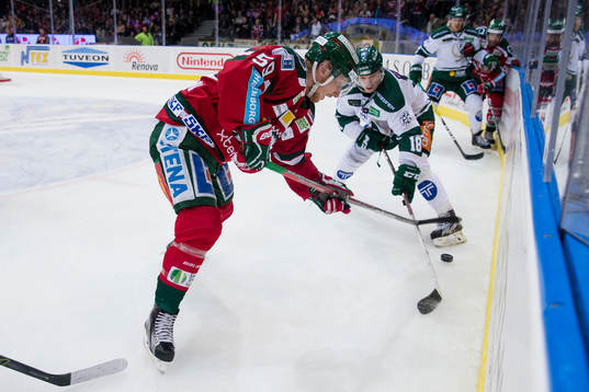 Frölundas Simon Hjalmarsson i kamp om pucken med