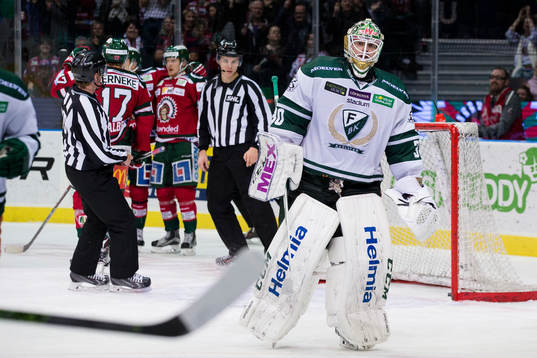 Färjestads målvakt Lars Haugen deppar