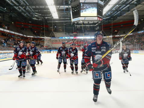 Linköpings spelare med Emil Sylvegård jublar