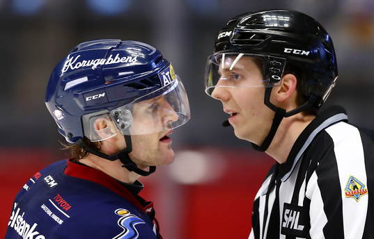Linköpings Sebastian Karlsson med domare