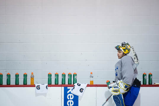 Målvakten Felix Sandström på Sveriges ishockeylandslags