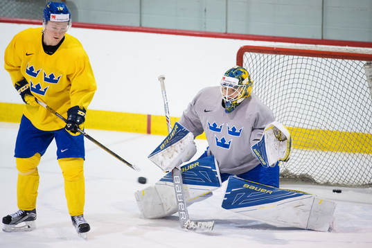 Carl Grundström och målvakten Felix Sandström på