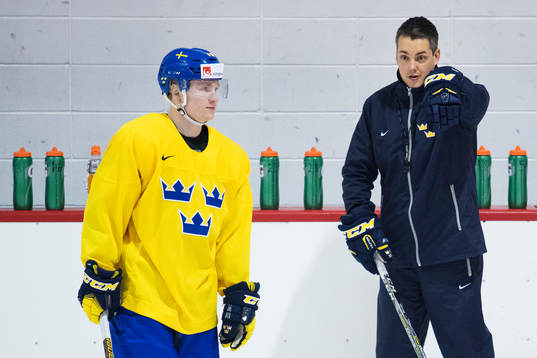 Carl Grundström och förbundskapten Tomas Montén på