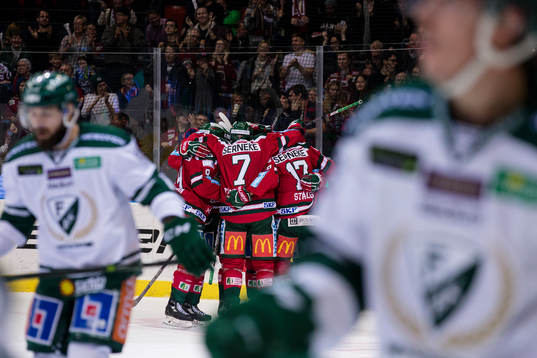 Frölunda firar Simon Hjalmarssons 5-0 mål
