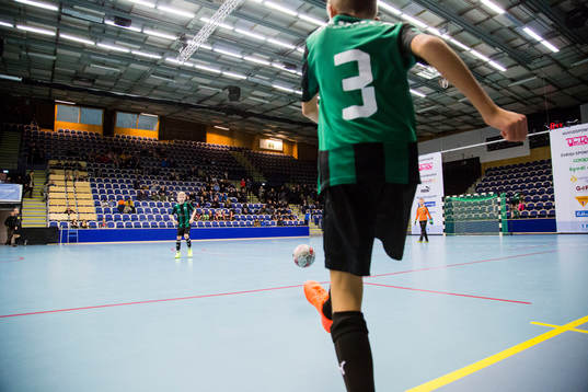 Spelare skjuter in bollen
