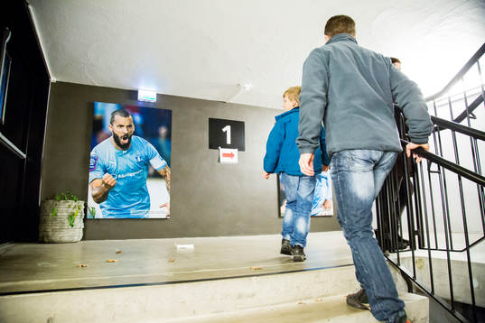 Besökare går i trappuppgången på Swedbank Stadion