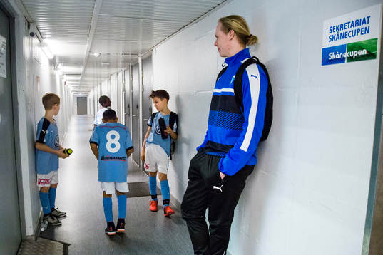 Spelare och ledare i Malmö FF väntar på match i en