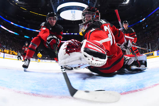 Kanadas Dante Fabbro och målvakt Carter Hart stoppar