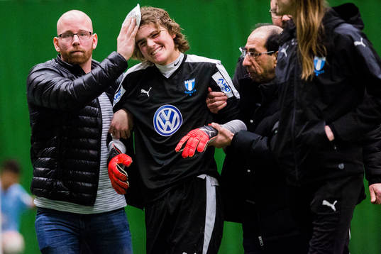 Malmö FF;s målvakt får hjälp av planen