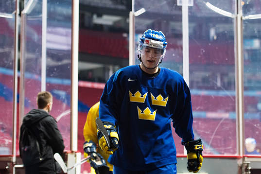 Lias Andersson lämnar Sveriges ishockeylandslags värmning