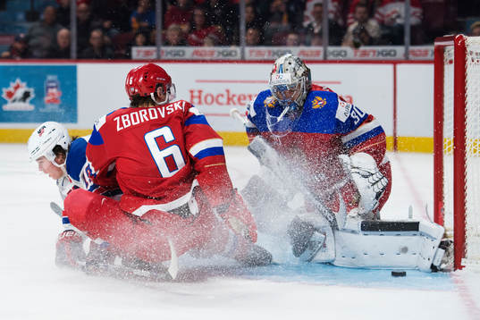 s Clayton Keller dras ned av Rysslands Sergei Zborovski