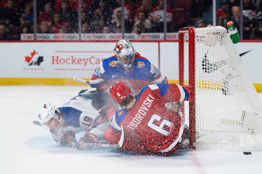 s Clayton Keller dras ned av Rysslands Sergei Zborovski