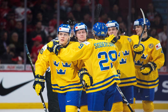 Sveriges Joel Eriksson Ek jublar med lagkamrater