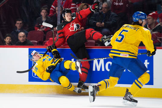 Sveriges Carl Grundström drar ned Kanadas Matt Barzal