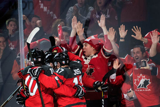 Kanadas Anthony Cirelli jublar med lagkamrater