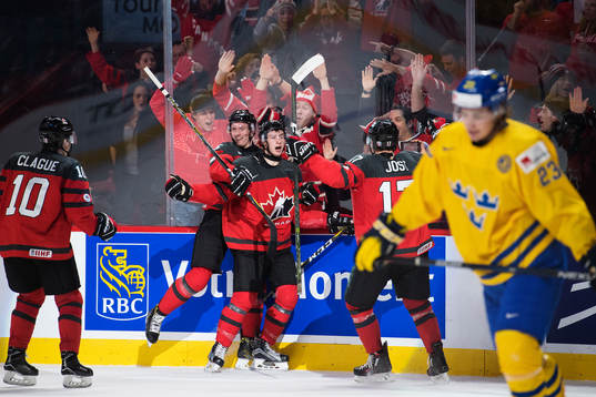 Kanadas Anthony Cirelli (mitten) jublar med lagkamrater