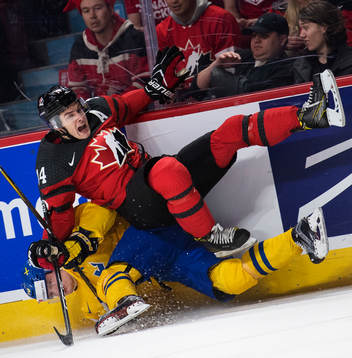 Sveriges Carl Grundström drar ned Kanadas Matt Barzal