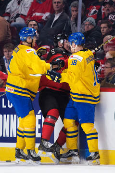 Sveriges Carl Grundström (t h) crosscheckar Kanadas Thomas