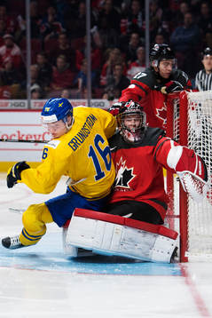 Sveriges Carl Grundström åker på Kanadas målvakt Carter