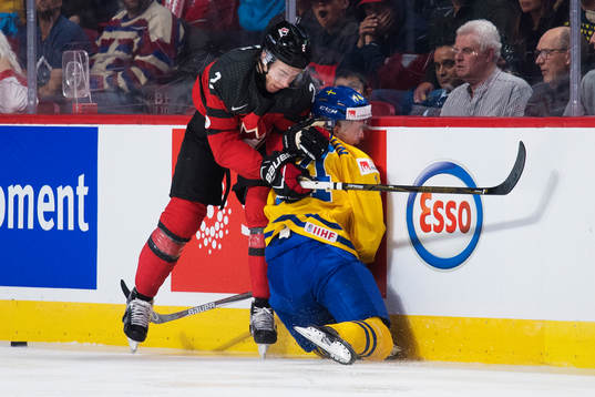Kanadas Jake Bean tacklar Sveriges Elias Pettersson