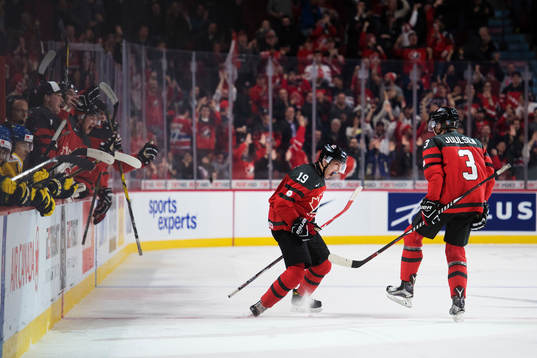 Kanadas Dylan Strome och Noah Juulsen jublar