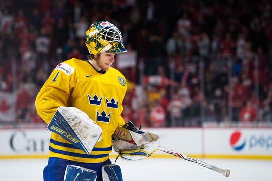 Sveriges målvakt Felix Sandström deppar