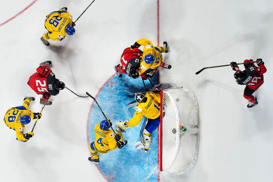 Kanadas Julien Gauthier (nr 12) gör 2-3 bakom Sveriges