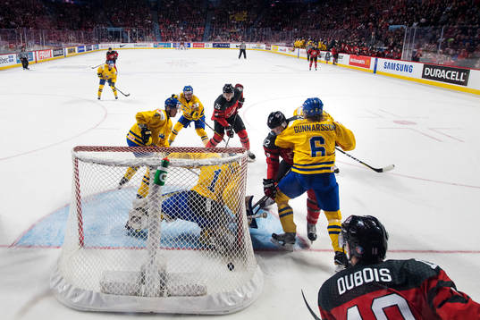 Kanadas Julien Gauthier (nr 12) gör 2-3 bakom Sveriges