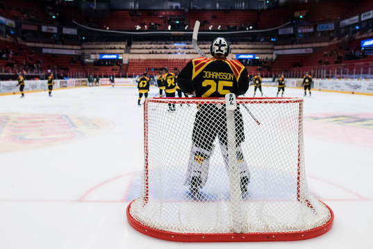 Brynäs målvakt Jonas Johansson  före ishockeymatchen i
