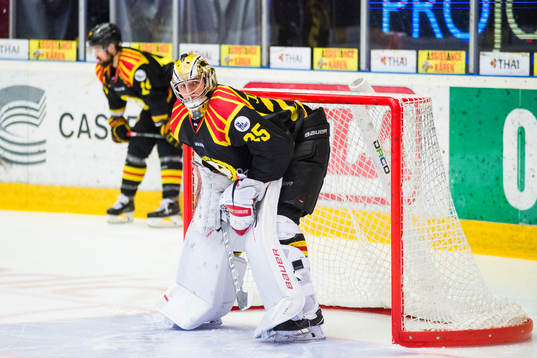 Brynäs målvakt Jonas Johansson  före ishockeymatchen i