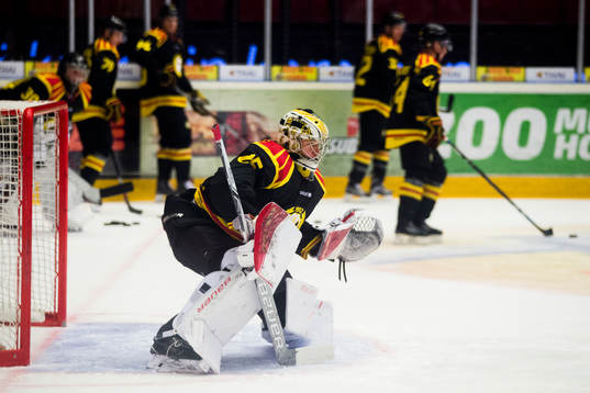 Brynäs målvakt Jonas Johansson  före ishockeymatchen i