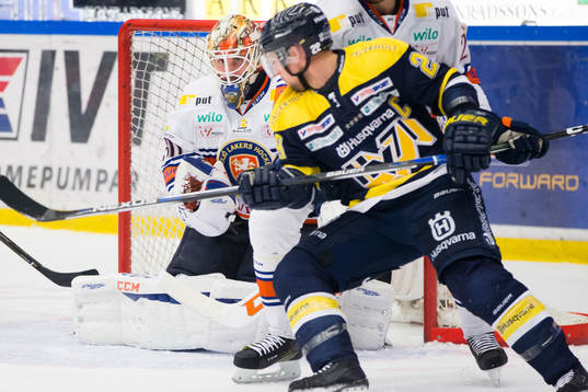 Växjös målvakt Joacim Eriksson blockerar pucken