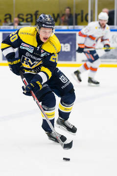 s Lawrence Pilut med pucken