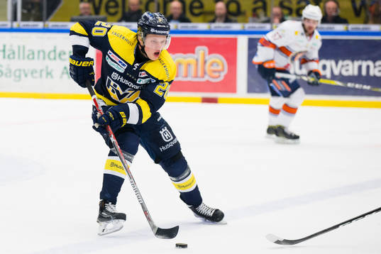 s Lawrence Pilut med pucken