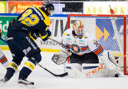 s Kevin Stenlund skjuter mot Växjös målvakt Joacim