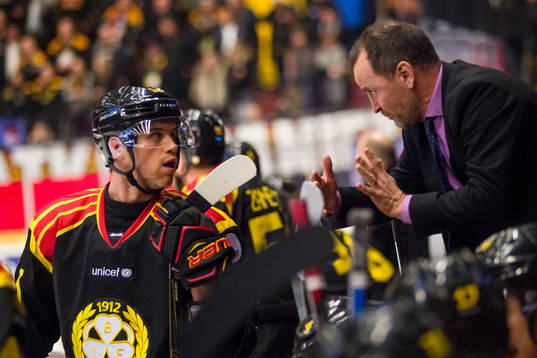 Brynäs tränare Thomas Berglund i samtal med Daniel Paille