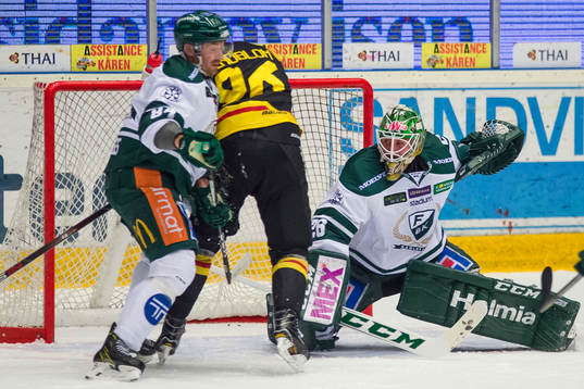 Brynäs Oskar Lindblom oroar framför Färjestads målvakt