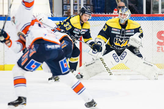 s Niklas Hansson och målvakt Fredrik Pettersson-Wentzel
