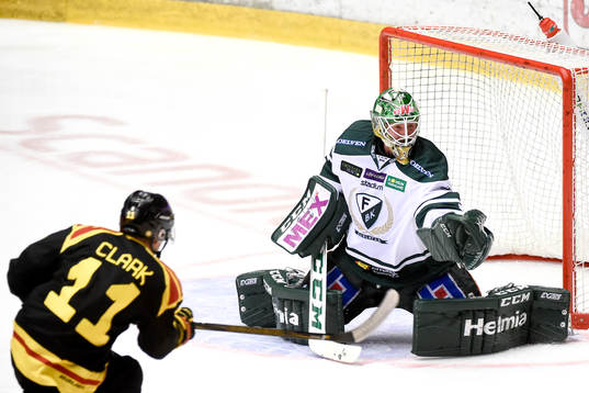 Färjestads målvakt Stefan Steen räddar ett skott från