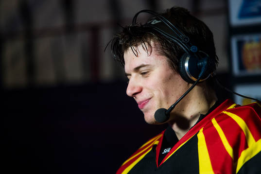 Brynäs målvakt Jonas Johansson blir intervjuad