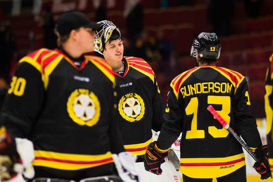 Brynäs målvakt Jonas Johansson jublar